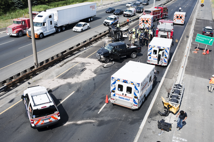 交通事故、車、消防士、警察、レスキューサービス