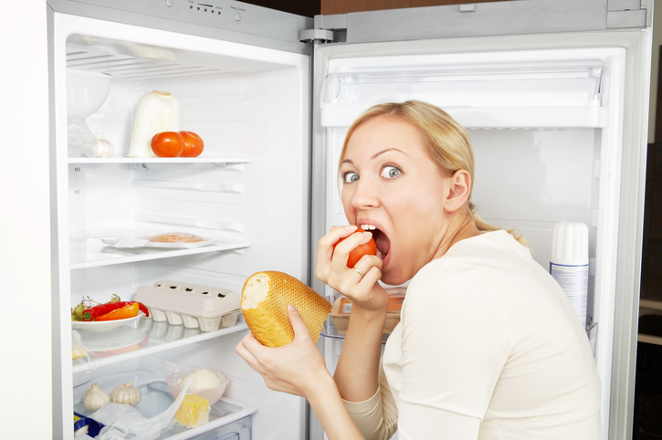 過食症における過食の兆候としての冷蔵庫の中の女性