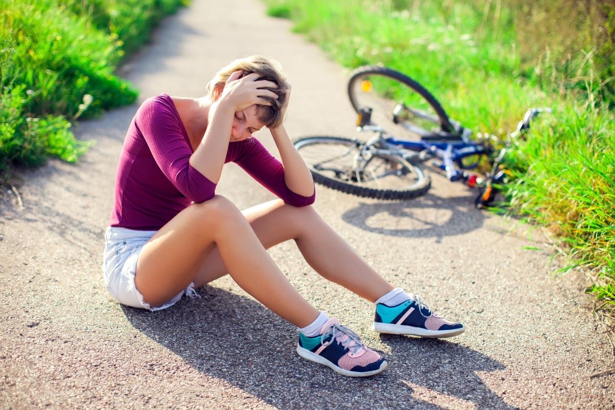 自転車からの転倒で女性の頭部損傷