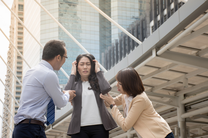 歩くと痛みやめまいがする女性