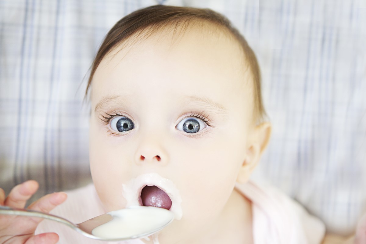 ヨーグルトを食べる大きな目のダイエット