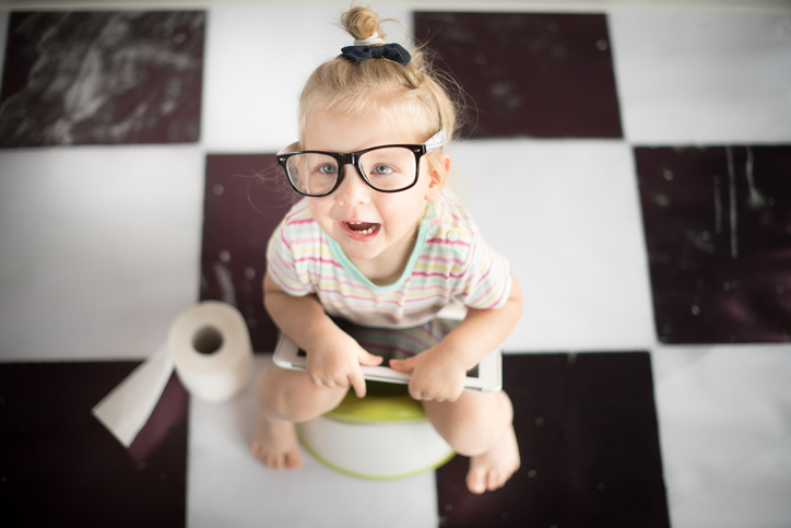 おまるに座るサングラスをかけた小さな子供