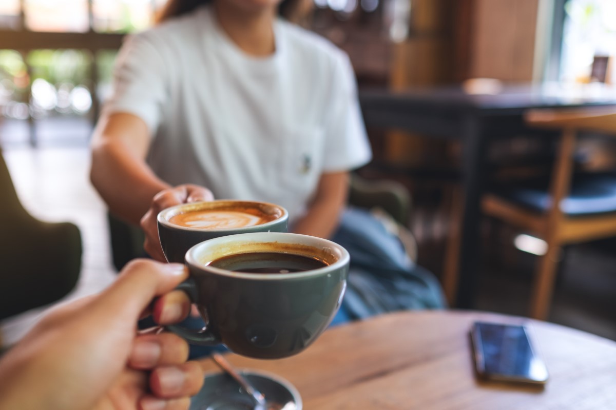 大切な人とリラックスしてコーヒーを楽しむ