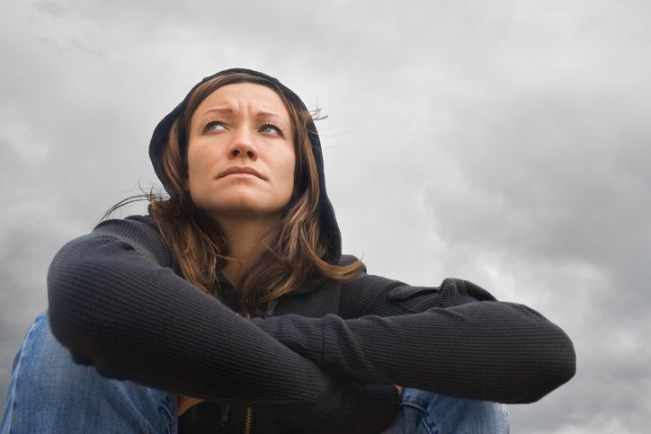 座っている女性、憂鬱な気分、曇り空