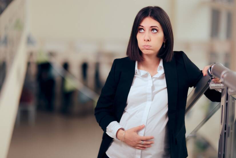 階段を登った後の疲れた妊婦さん 出典Getty Images